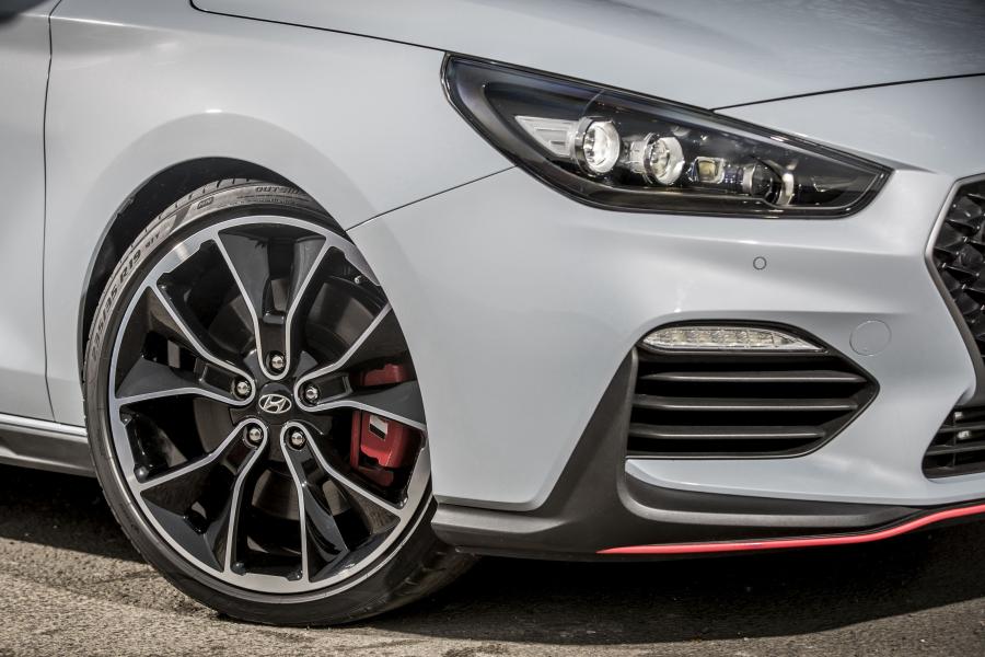 Логотип Hyundai i30 N (PD) 2017 года  (UK) (фото 3 из 40)